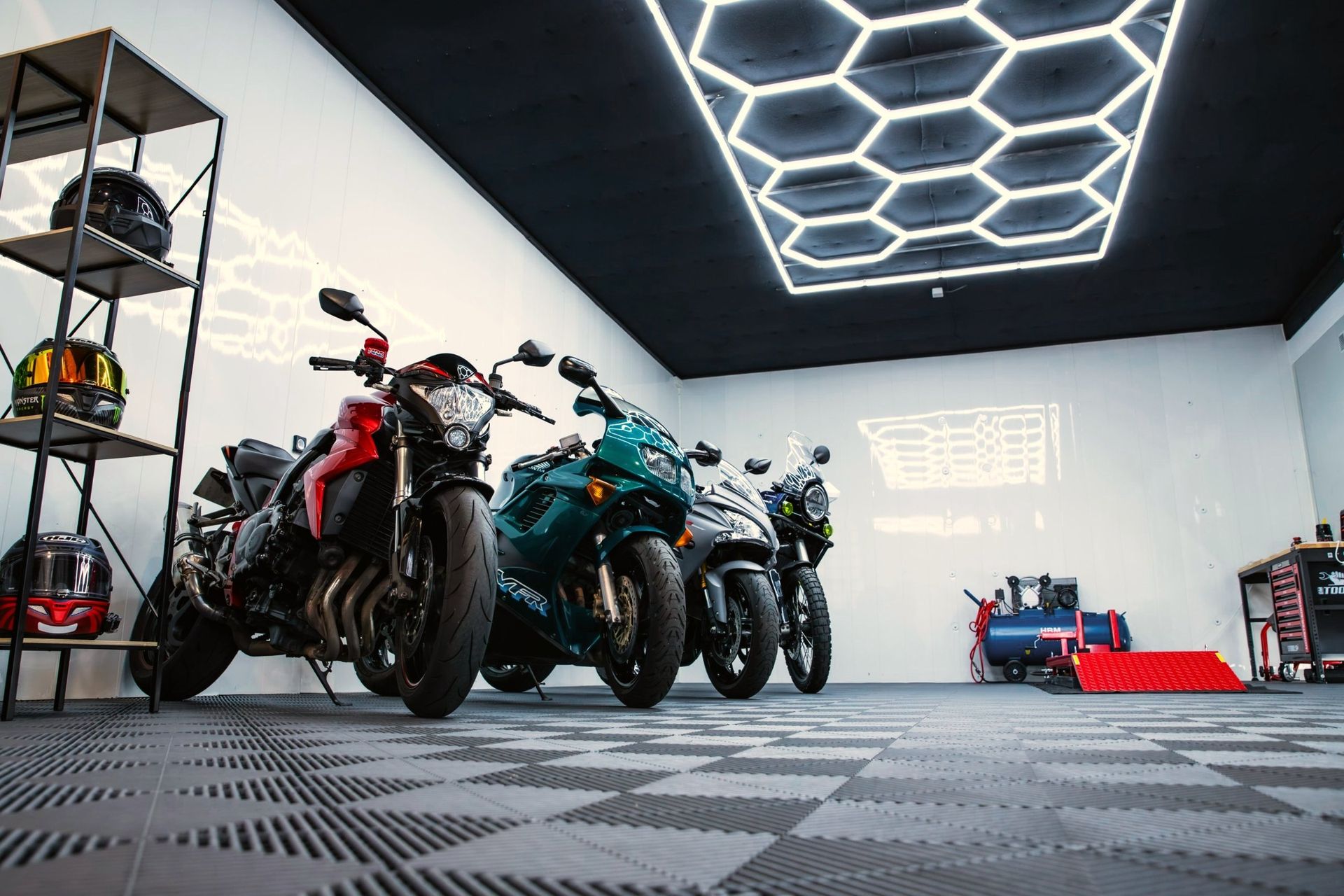 Le showroom DVA MOTO sous son plafond lumineux en nid d’abeille