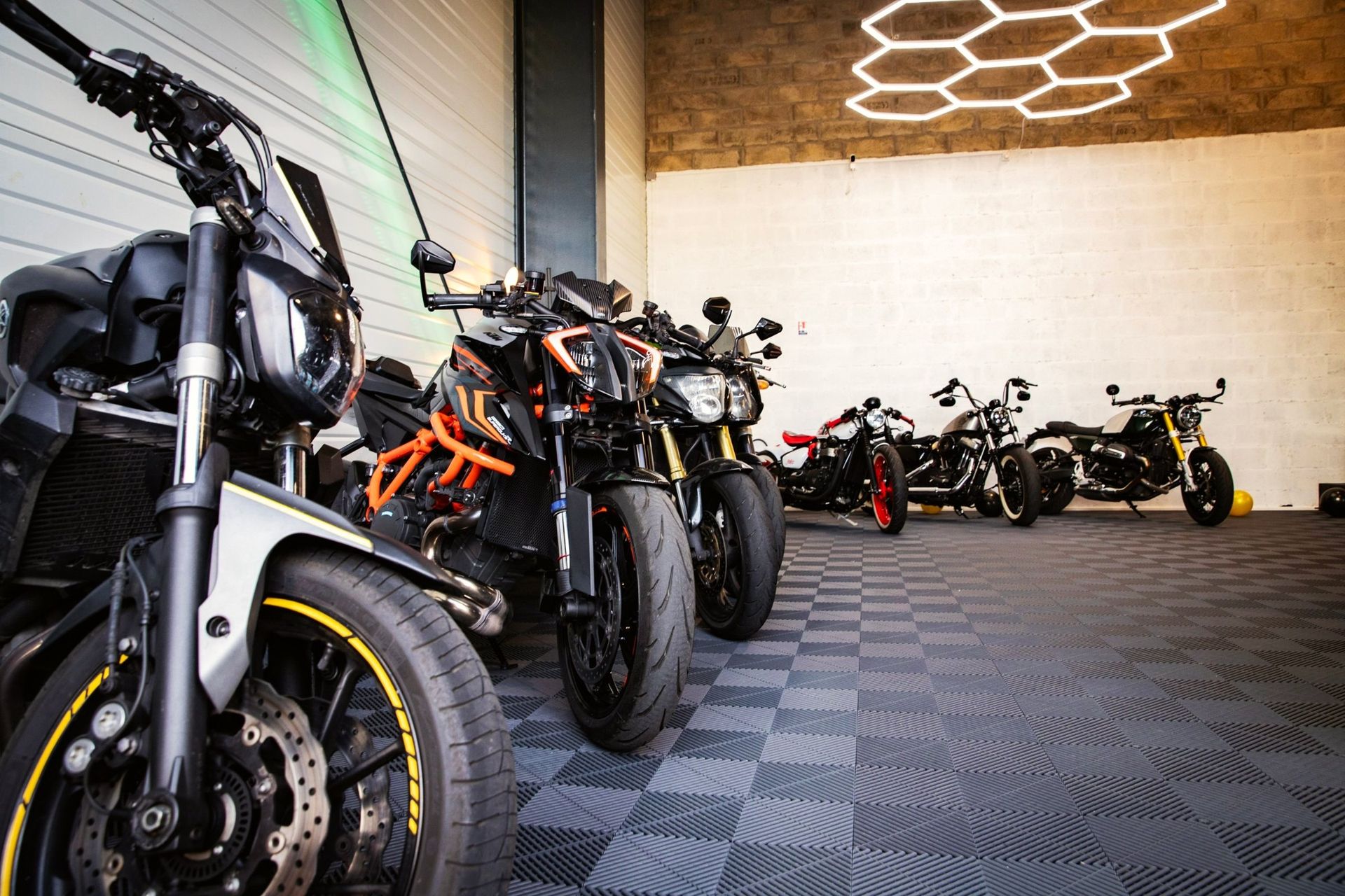 Une rangée de motos exposées dans la boutique
