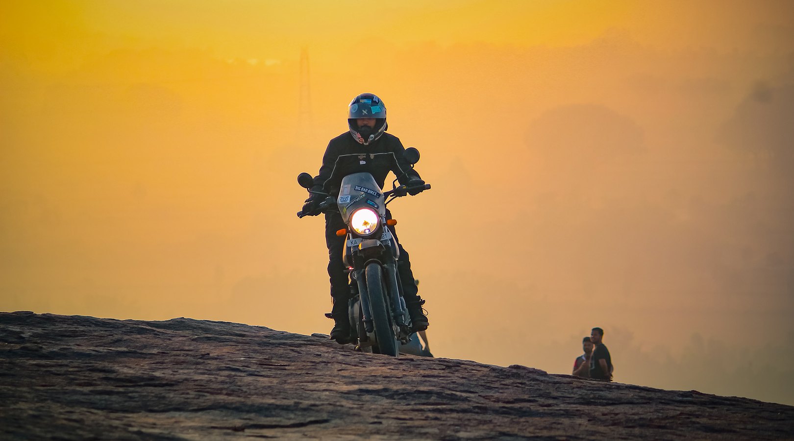 Motard DVA MOTO au coucher de soleil